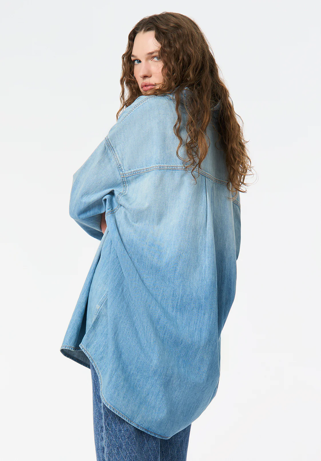 Safiya Women's Oversized Denim Shirt, Light and Worn - BL16114 - Image 4